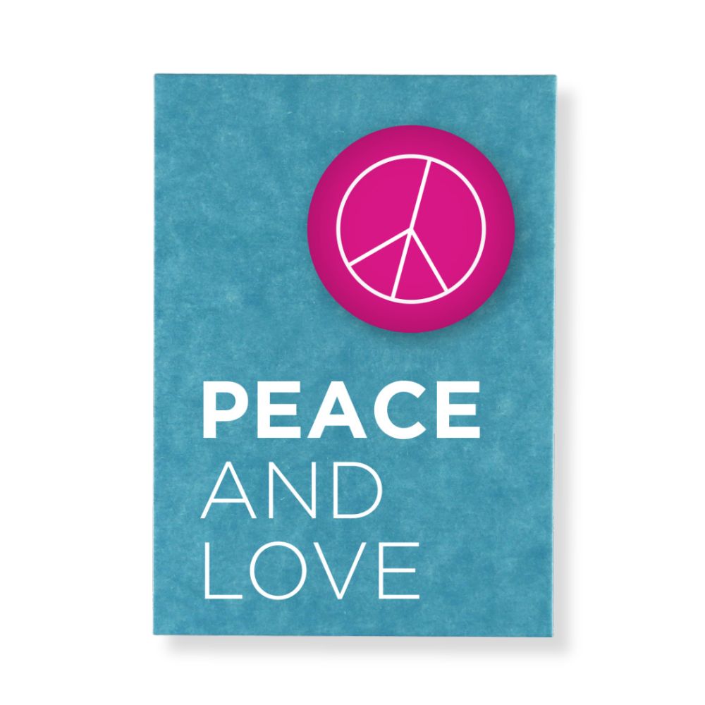 Blaue Postkarte mit Schrift "PEACE AND LOVE" mit Magnet mit Peace Zeichen Motiv