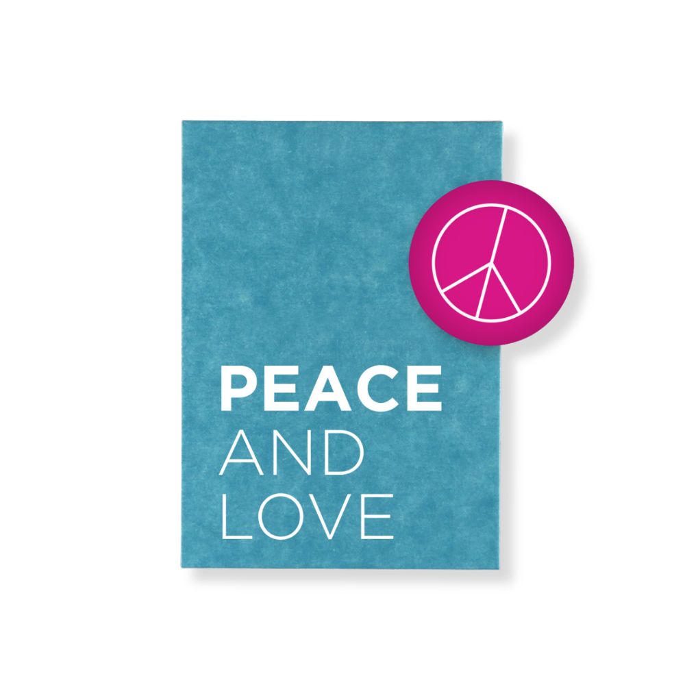Blaue Postkarte mit Schrift "PEACE AND LOVE" mit Magnet mit Peace Zeichen Motiv