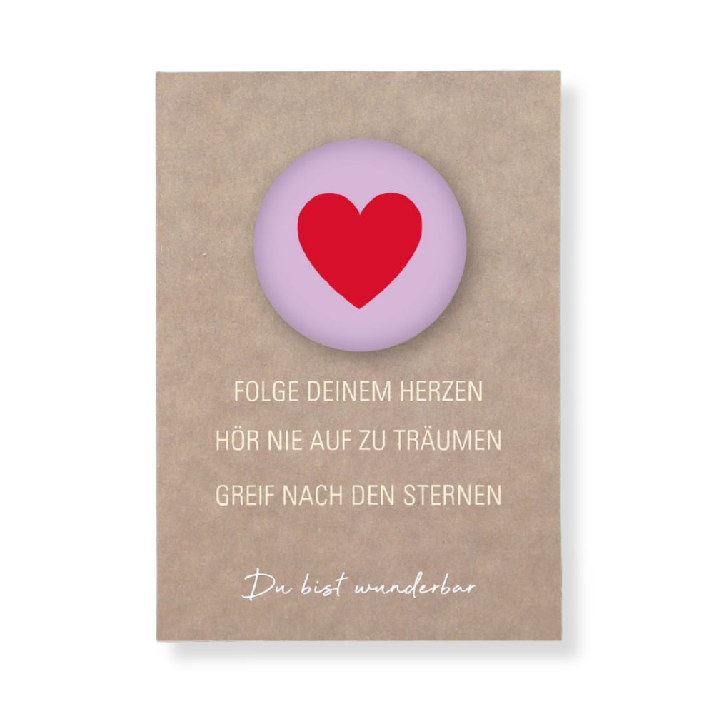 Beige Postkarte mit Schrift "Folge deinem Herzen hör nie auf zu Träumen greif nach den Sternen du bsit wunderbar" mit Magnet mit Herz Motiv