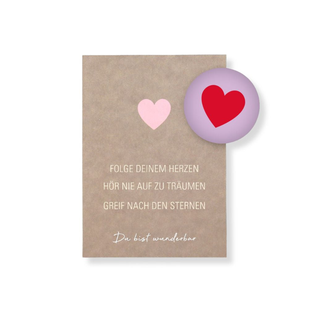 Beige Postkarte mit Schrift "Folge deinem Herzen hör nie auf zu träumen greif nach den sternen" mit Magnet mit Herz Motiv