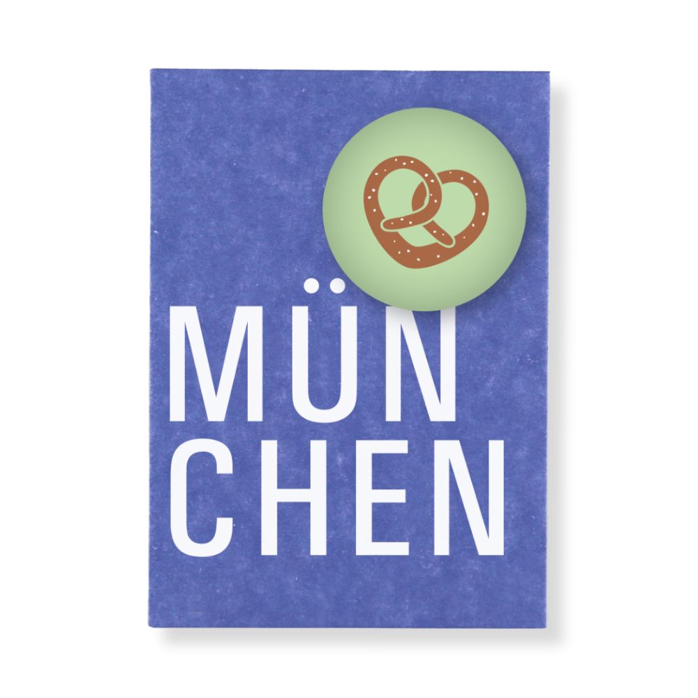 Blaue Postkarte mit Schrift "MÜNCHEN" mit Magnet mit Brezel Motiv