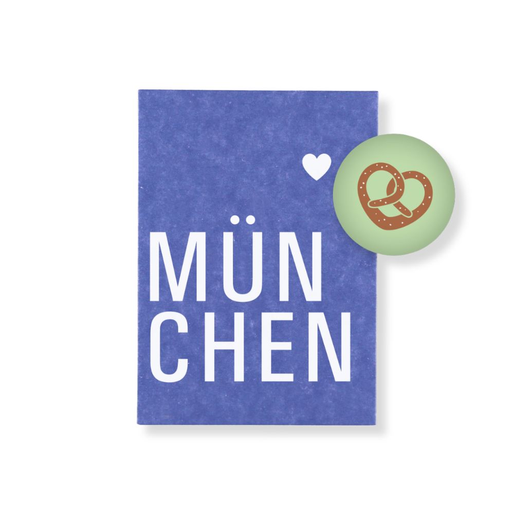 Blaue Postkarte mit Schrift "MÜNCHEN" mit Magnet mit Brezel Motiv