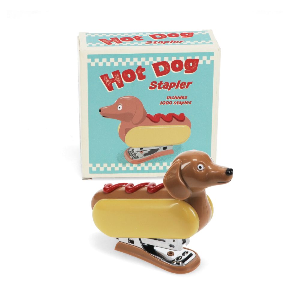 Kleiner Tacker in Hot Dog form mit Dackel Motiv, Farben: braun, gelb, rot, Heftgerät ist Retro verpackt in Blau und Rot 