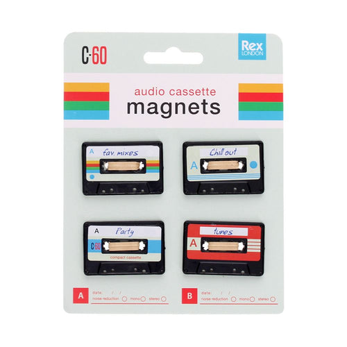Vier Magnete in Form von Retro Audio Kassetten, individuell illustriert mit typischen 70ger Designs, individuelle Aufschriften auf den Kassetten (fav. mixes, Chill out, Party, Tunes) gebunden auf bunten Karton mit typischer 70ger Illustration