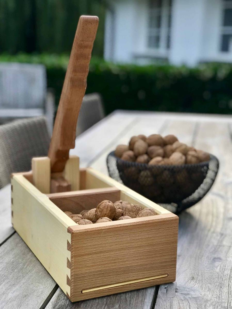 Nussknacker mit Hebel und Schalenfang, Buche