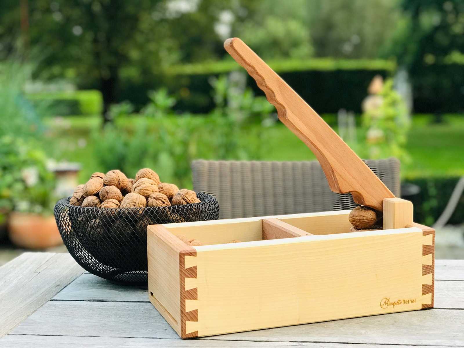 Nussknacker mit Hebel und Schalenfang, Buche