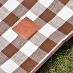 ausgerollte Picknickdecke auf dem Rasen, wasserfest untersetze, angenehme Oberseite, weiß, braun kariert Outdoor Decke