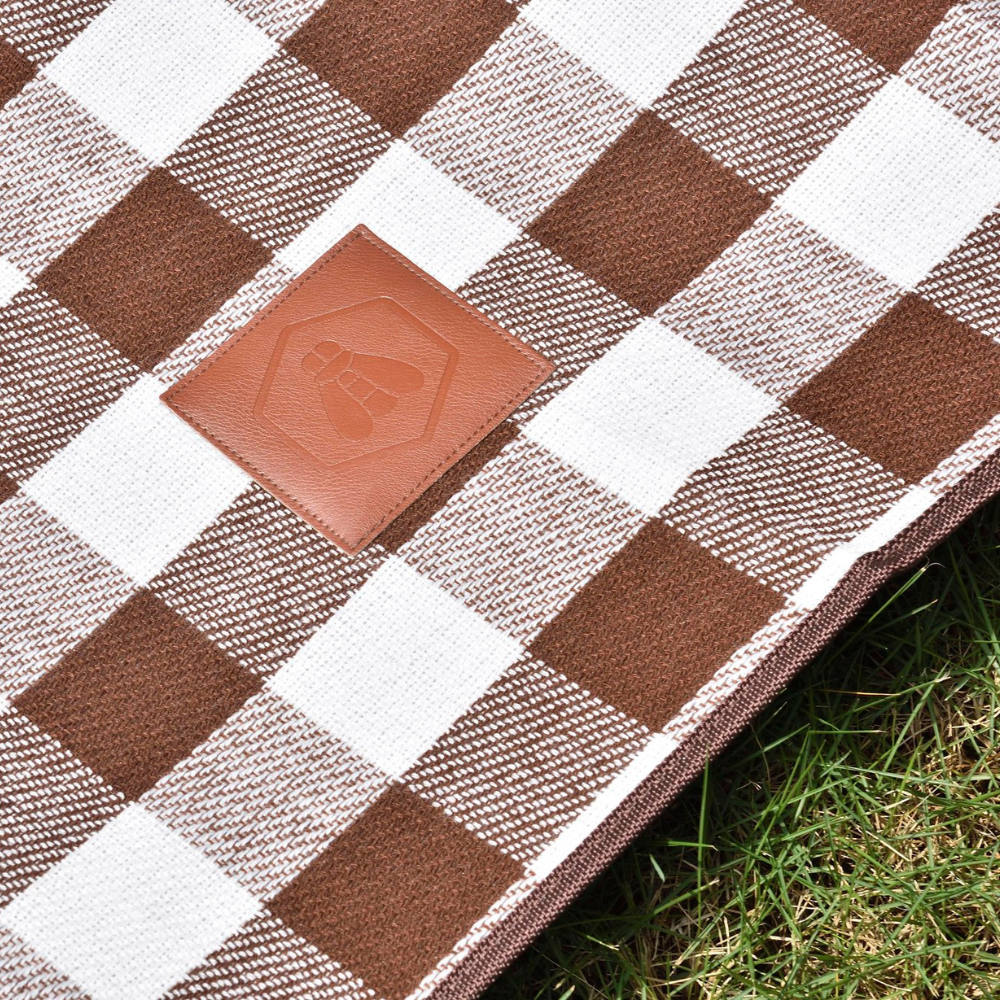 ausgerollte Picknickdecke auf dem Rasen, wasserfest untersetze, angenehme Oberseite, weiß, braun kariert Outdoor Decke