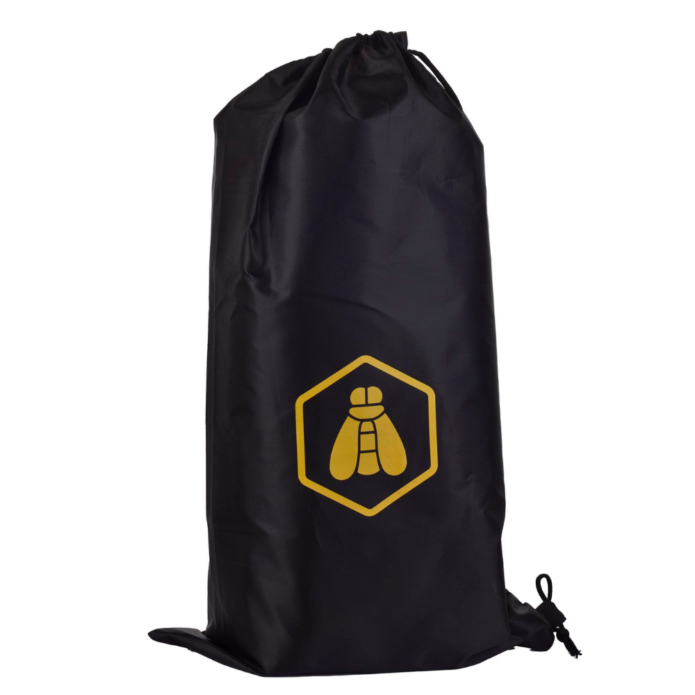 eingerollte Outdoor Picknickdecke verpackt in schwarzem Cover Überziehbeutel, verschließbar, Decke geschütz vor Verdreckungen