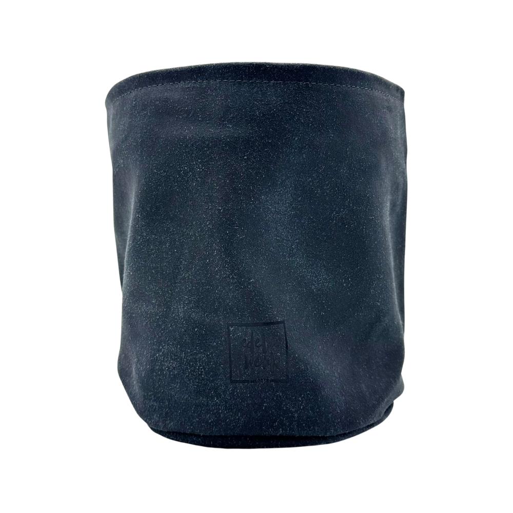 schwarzer lederblumentopf steht, rustikaler, edler, gewölbter Look