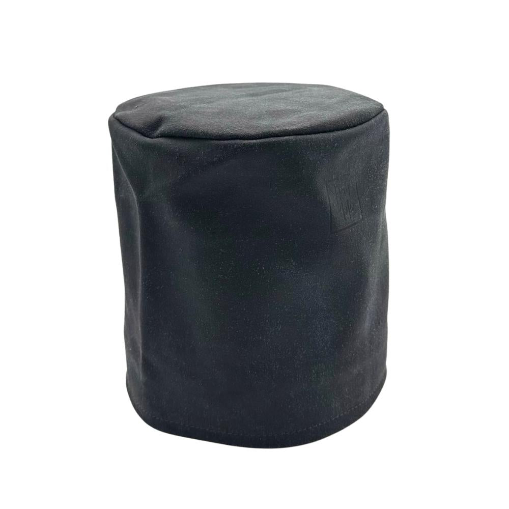 der schwarz blumentopf aus leder ist kopfüber zusehen sodass man die unterseite des lederblumentopfes sehen kann