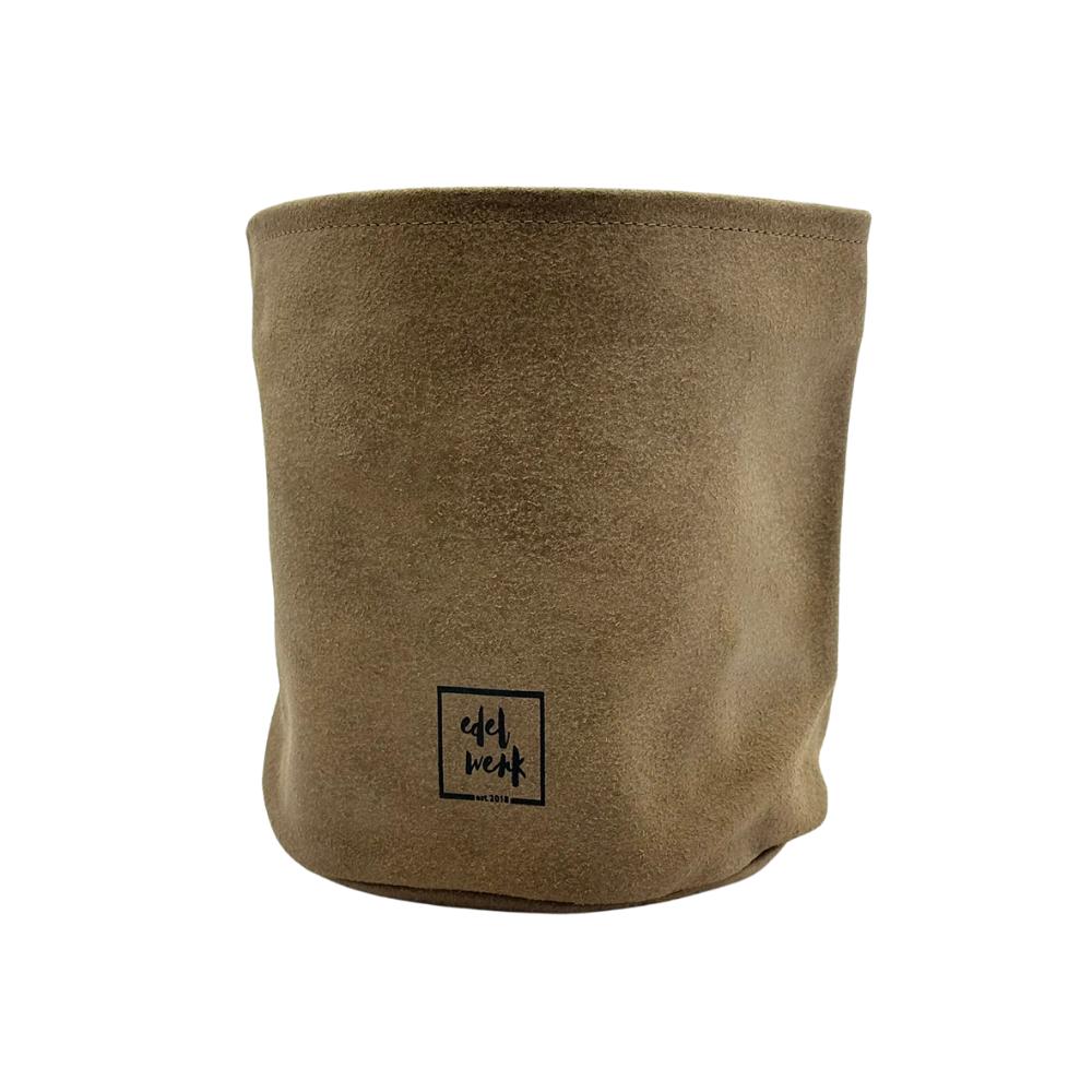 Lederblumentopf in Sandfarbe mit schwarzem eingraviertem Edel Werk Logo 