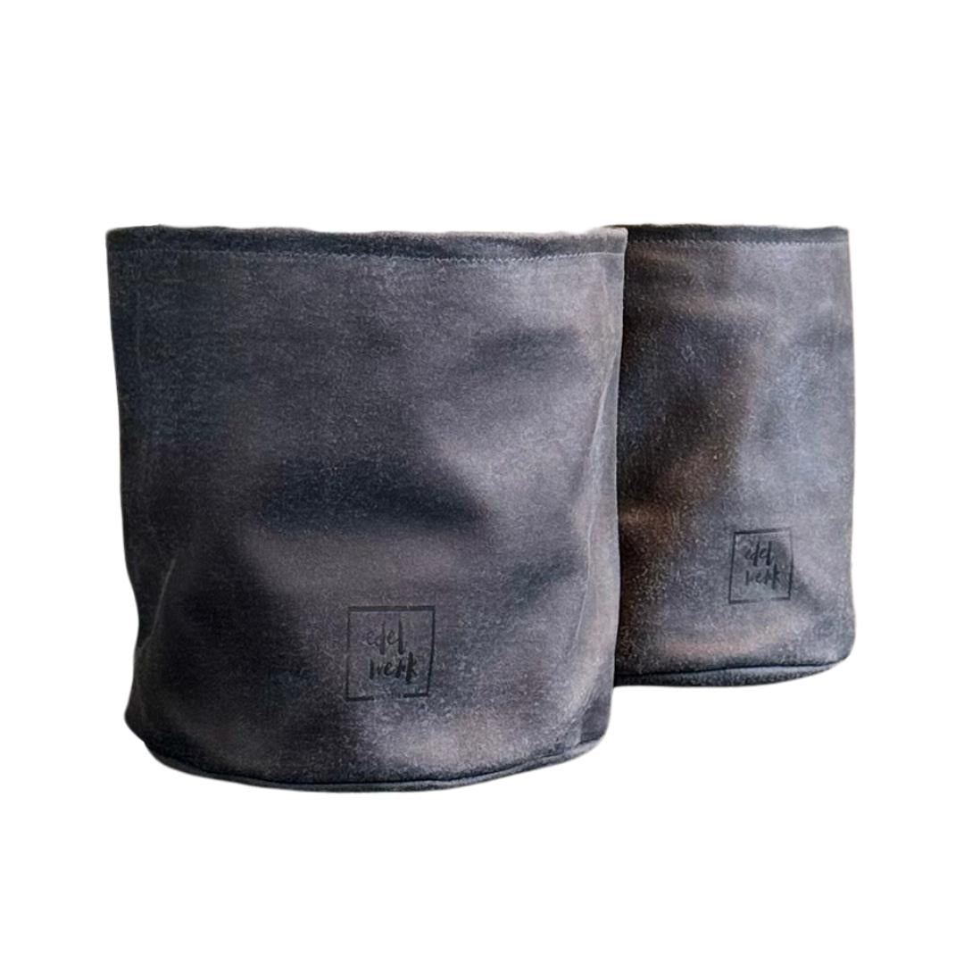 zwei schwarze lederblumentöpfe die schräg hinterheinadner stehen, rustikaler, edler, gewölbter Look