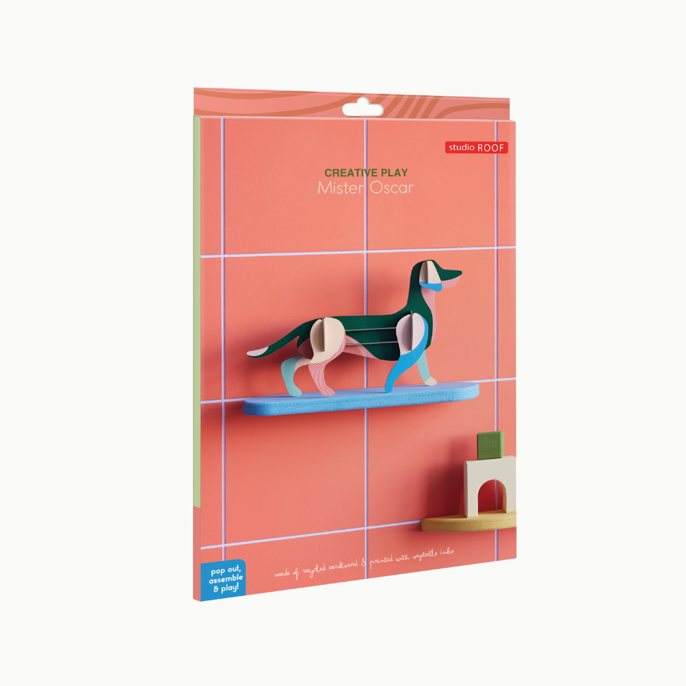 3D Objekt, eleganter Dackel in schönen verschiedenen dunklen Farben, nicht zusammengebaut, flach verpackt in hellroter Verpackung