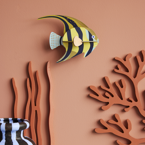 anglerfisch farbenfroh, 3d deko objekt aus Karton, DIY Projekt zum Selber aufbauen Fisch angerichtet vor einem Hintergrund von Korallen