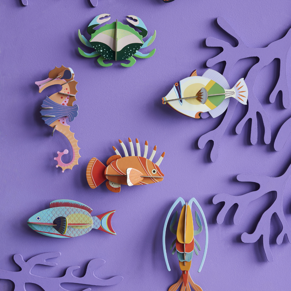 mehere Fische vor lilanem Hintergrund mit Korallen, mehere Fische, Seepferdchen, hummer, krabbe