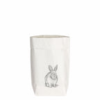 Tüte aus Kraftpapier mit einem aufgedruckten schwarzen Häschen