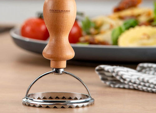 Runder Ravioli-Ausstecher 6,5cm aus Edelstahl mit Holzgriff von Fackelmann auf einem Tisch