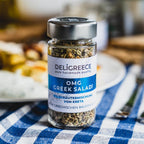 Ein Fläschchen "OMG Greek salad!" Wildkräutermischung von Deligreece auf einem gedeckten Tisch