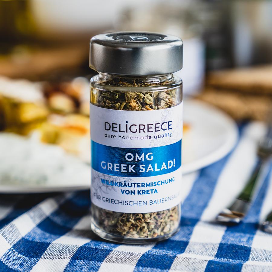 Ein Fläschchen "OMG Greek salad!" Wildkräutermischung von Deligreece auf einem gedeckten Tisch