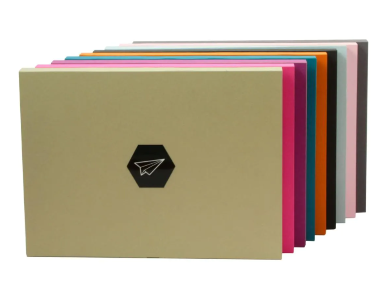 Verschiedene Farben der Wanddekoration von hinten