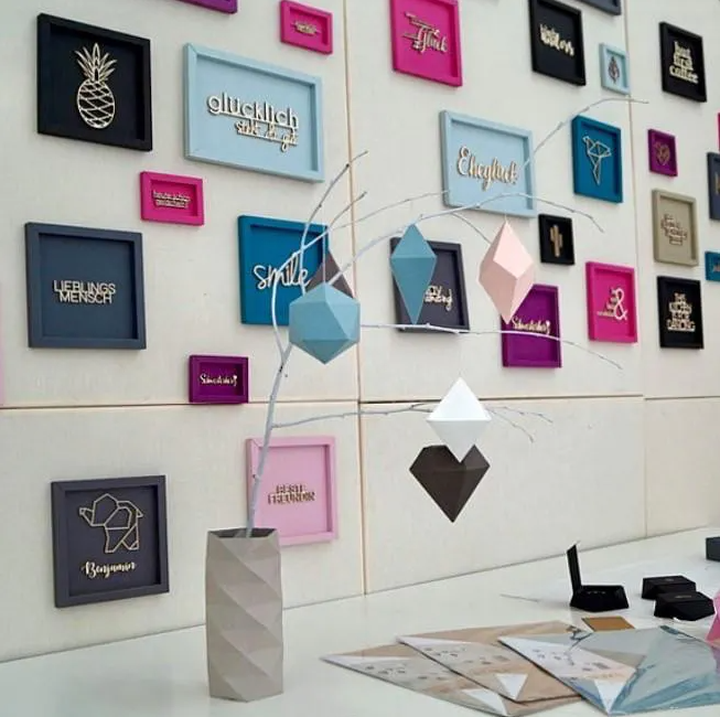 Verschiedene Wanddekorationen mit Sprüchen hängen an der Wand