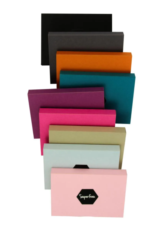 Verschiedene Wanddekorationen in vielen Farben, eingepackt