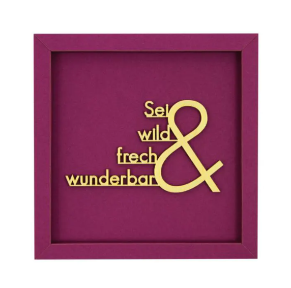 Quadratische Wanddekoration in Aubergine mit dem Spruch "Sei wild und frech und wunderbar", mit einem Großen "und"-Zeichen stehend neben allen Wörtern