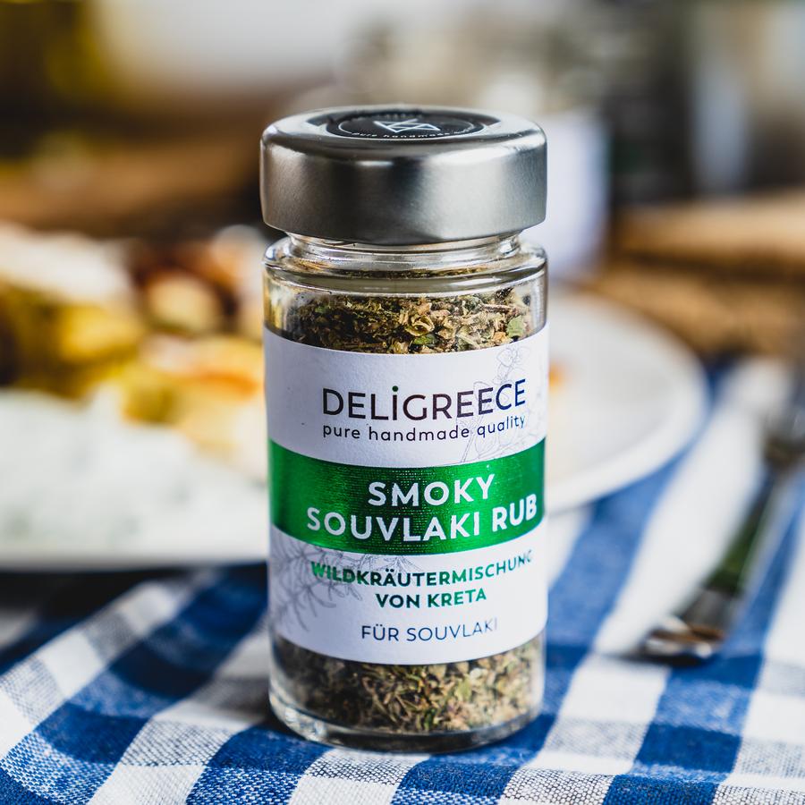 Ein Fläschchen "Smoky Souvlaki Rub" Wildkräutermischung von Deligreece auf einem Tisch neben einem Teller