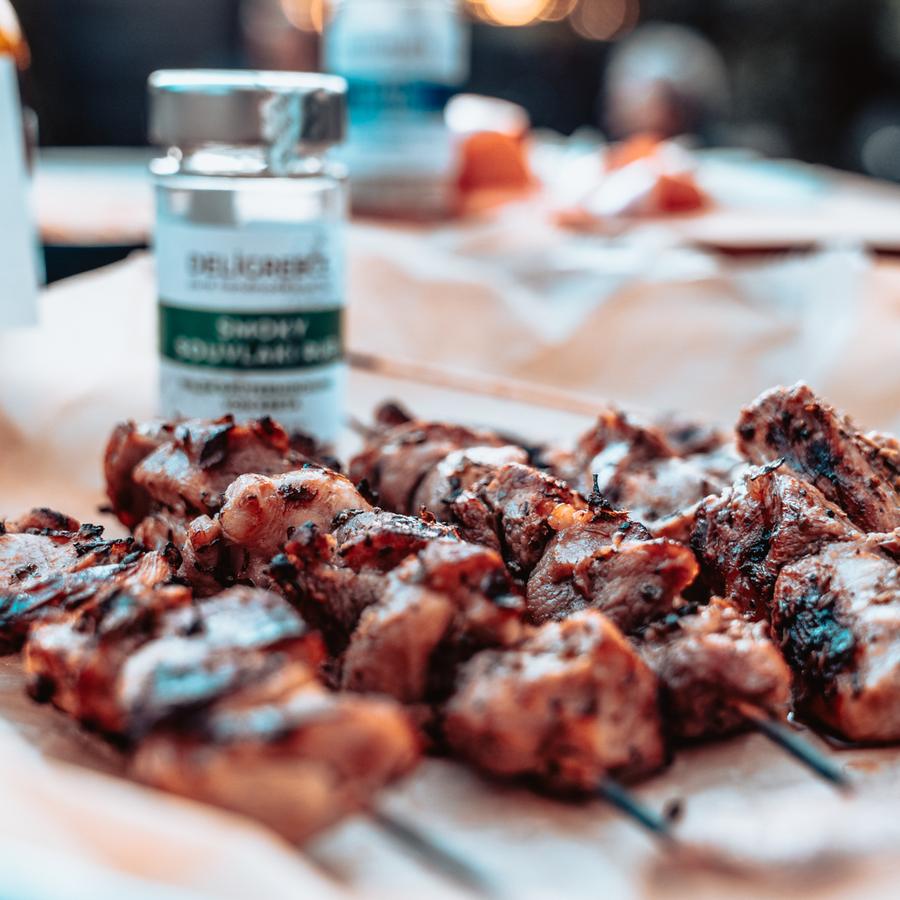 Mit der Wildkräutermischung gewürzes Fleisch und das Fläschchen daneben