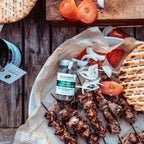 Mit der Wildkräutermischung gewürzes Essen und das Fläschchen daneben