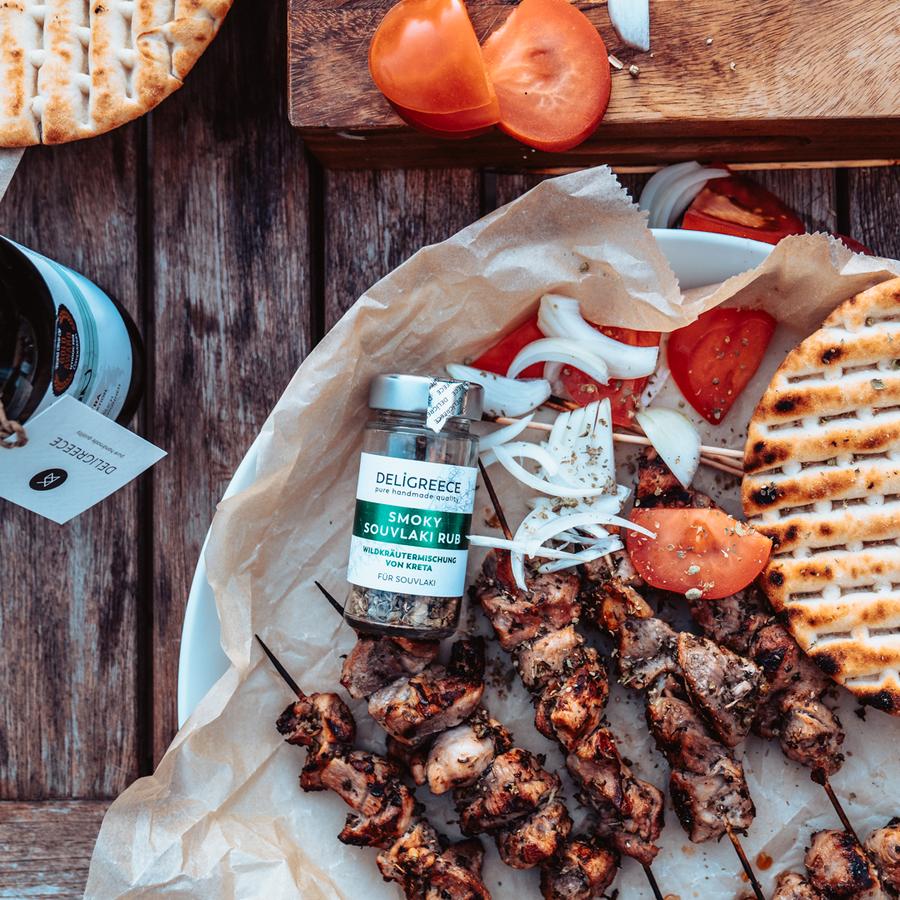 Mit der Wildkräutermischung gewürzes Essen und das Fläschchen daneben