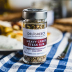Ein Fläschchen "Steak Rub" Wildkräutermischung von Deligreece auf einem gedeckten Tisch