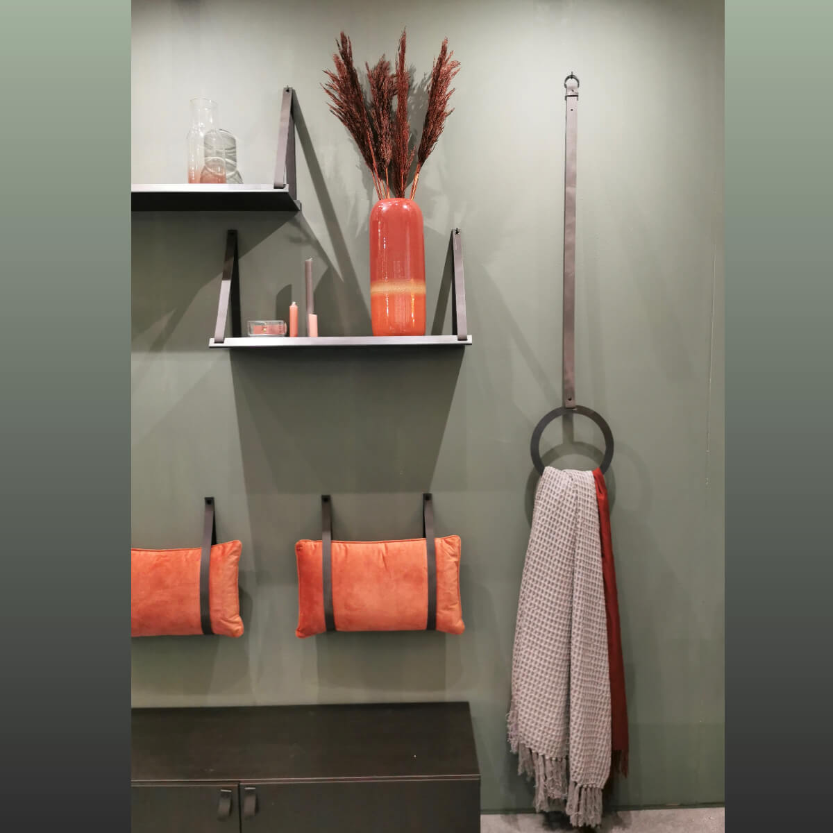 Der and der Wand befestigte Stahlringhalter trägt ein Handtuch