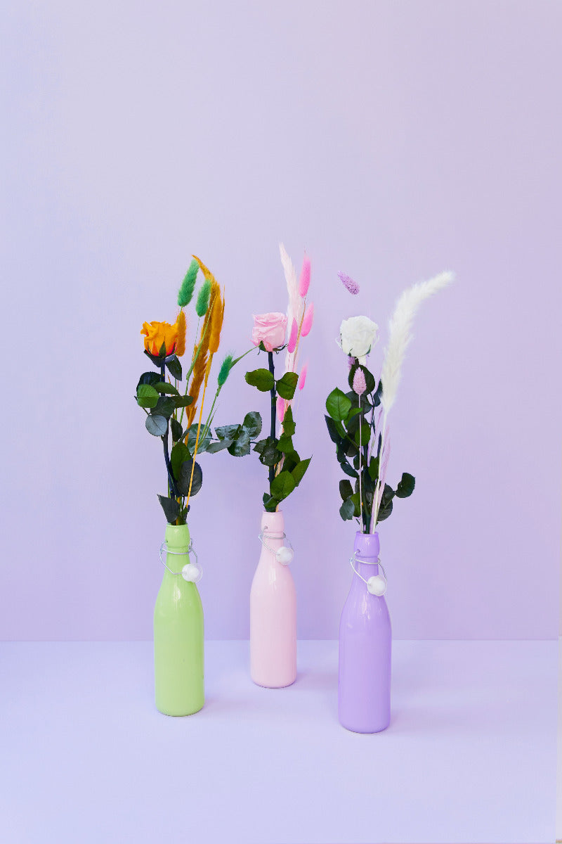 Getrocknete Rose in großer Flasche - pink