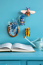 Viele verschiedene 3D Wanddekorationen an einer blauen Wand