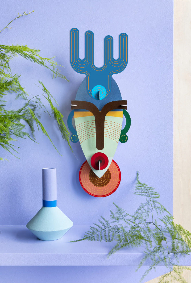 Eine farbige dekorative Maske die an einer Wand gehangen ist