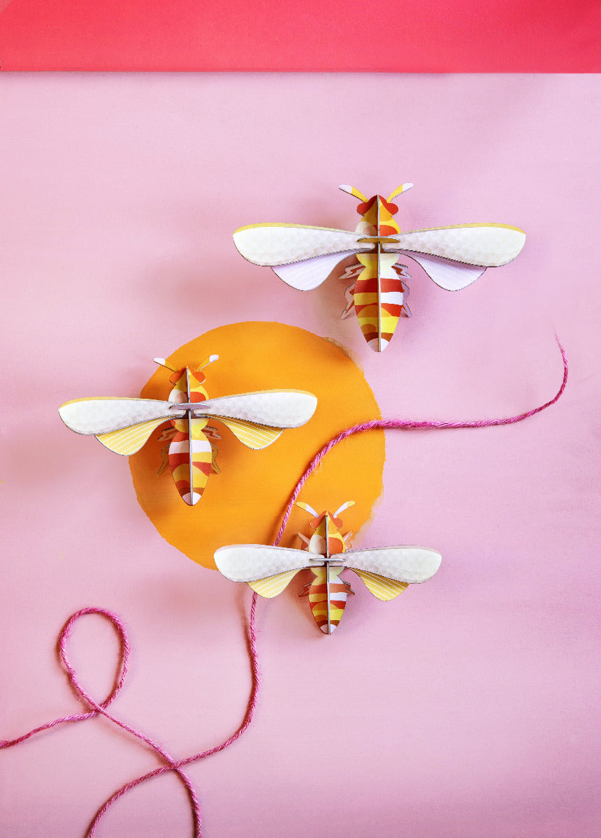 Das 3D Wandobjekt an der pinken Wand mit einem gelben Punkt