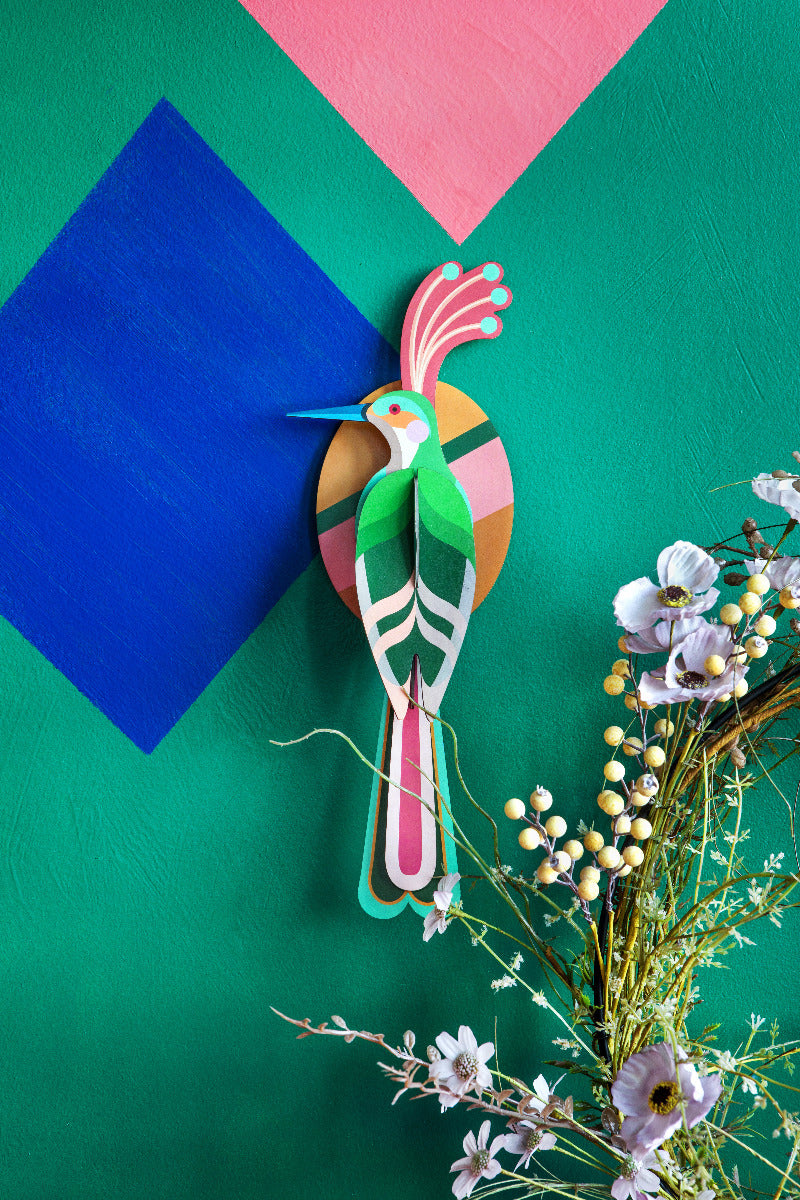 Der Paradiesvogel and zur Deko an einer Wand gehangen