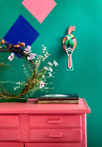 Der Paradiesvogel an einer Wand gehangen 