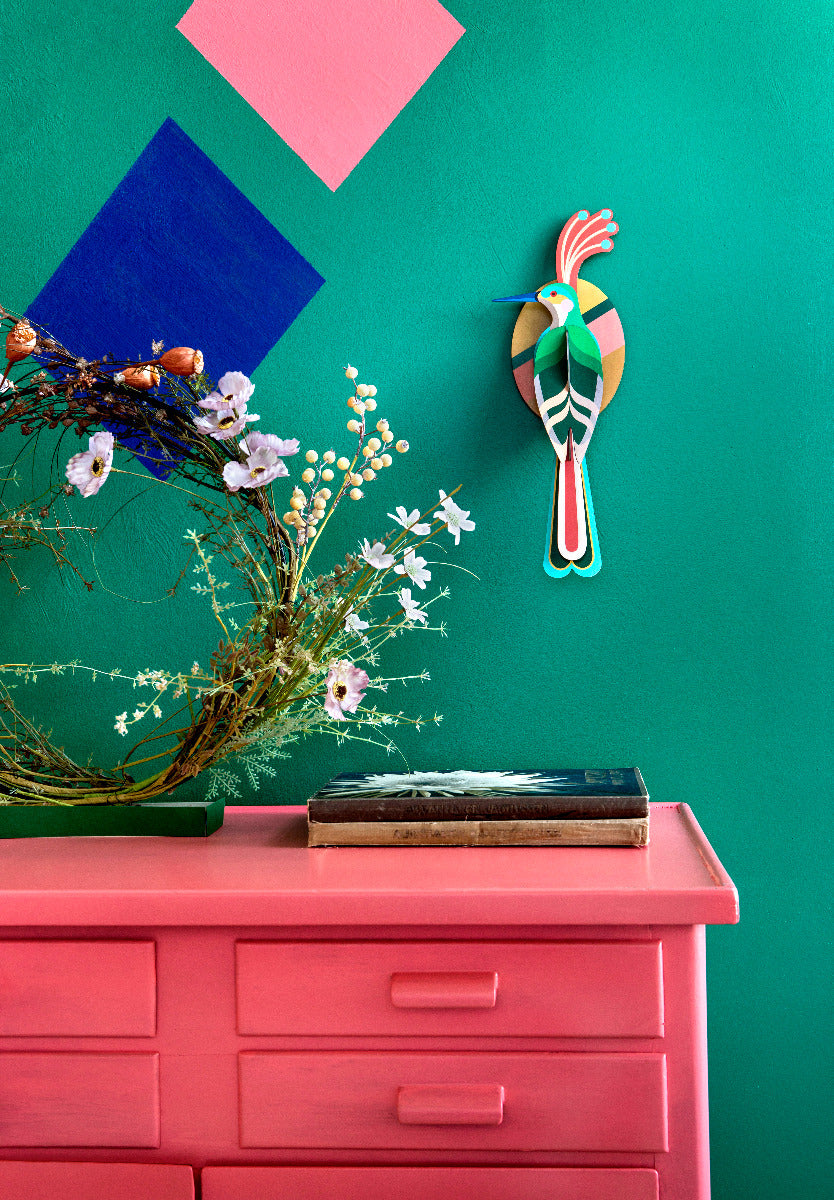 Der Paradiesvogel an einer Wand gehangen 