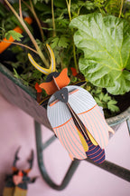 3D Wanddekoration eines farbigen Nashorn-Käfers in einem Blumentopf