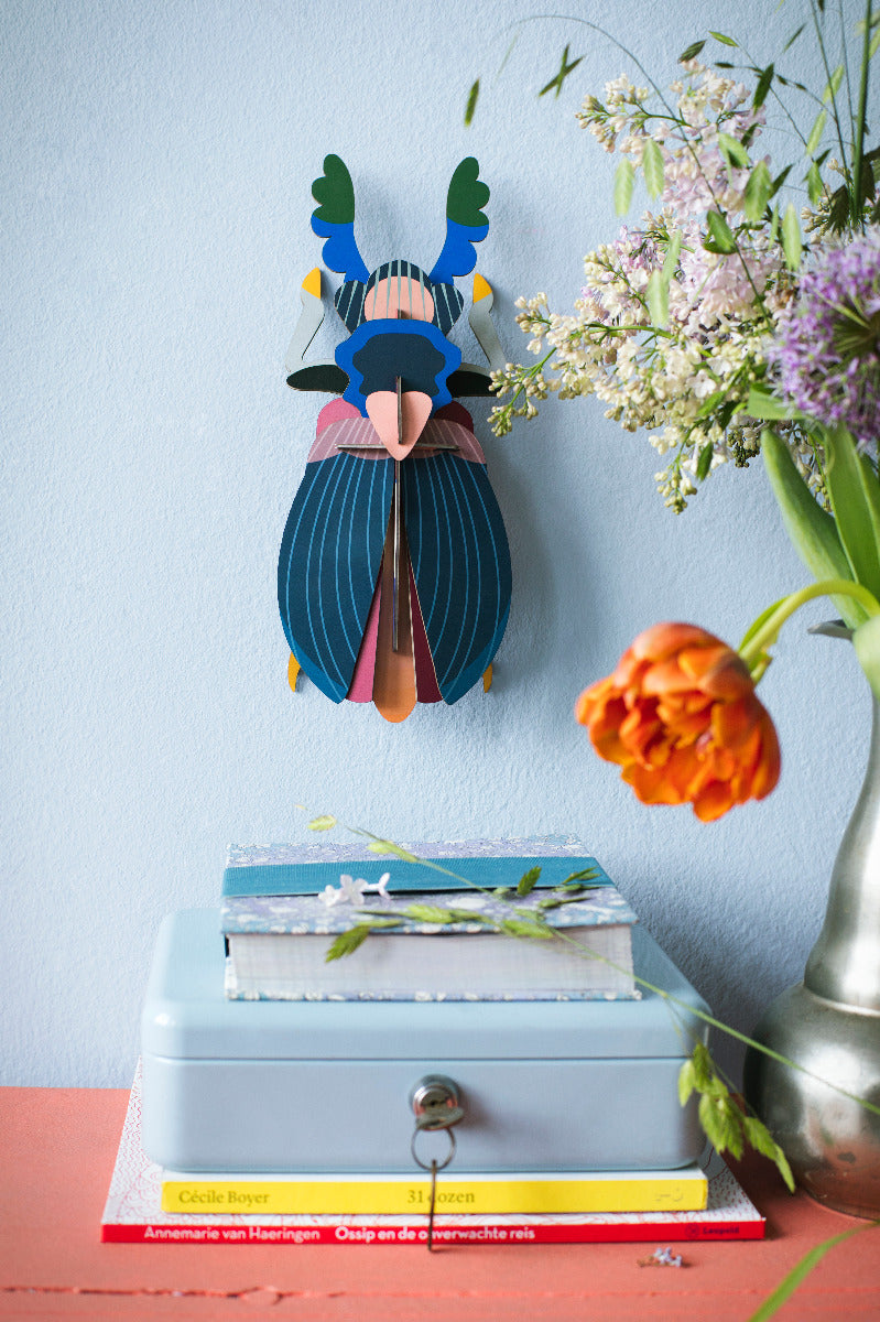 Ein Japanischer Käfer als Wanddekoration an einer Wand, verschiedene farben, hauptsächlich blau