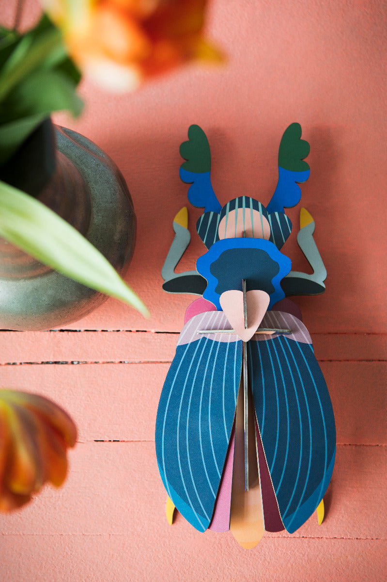 Ein Japanischer Käfer als Wanddekoration liegt auf einem Tisch