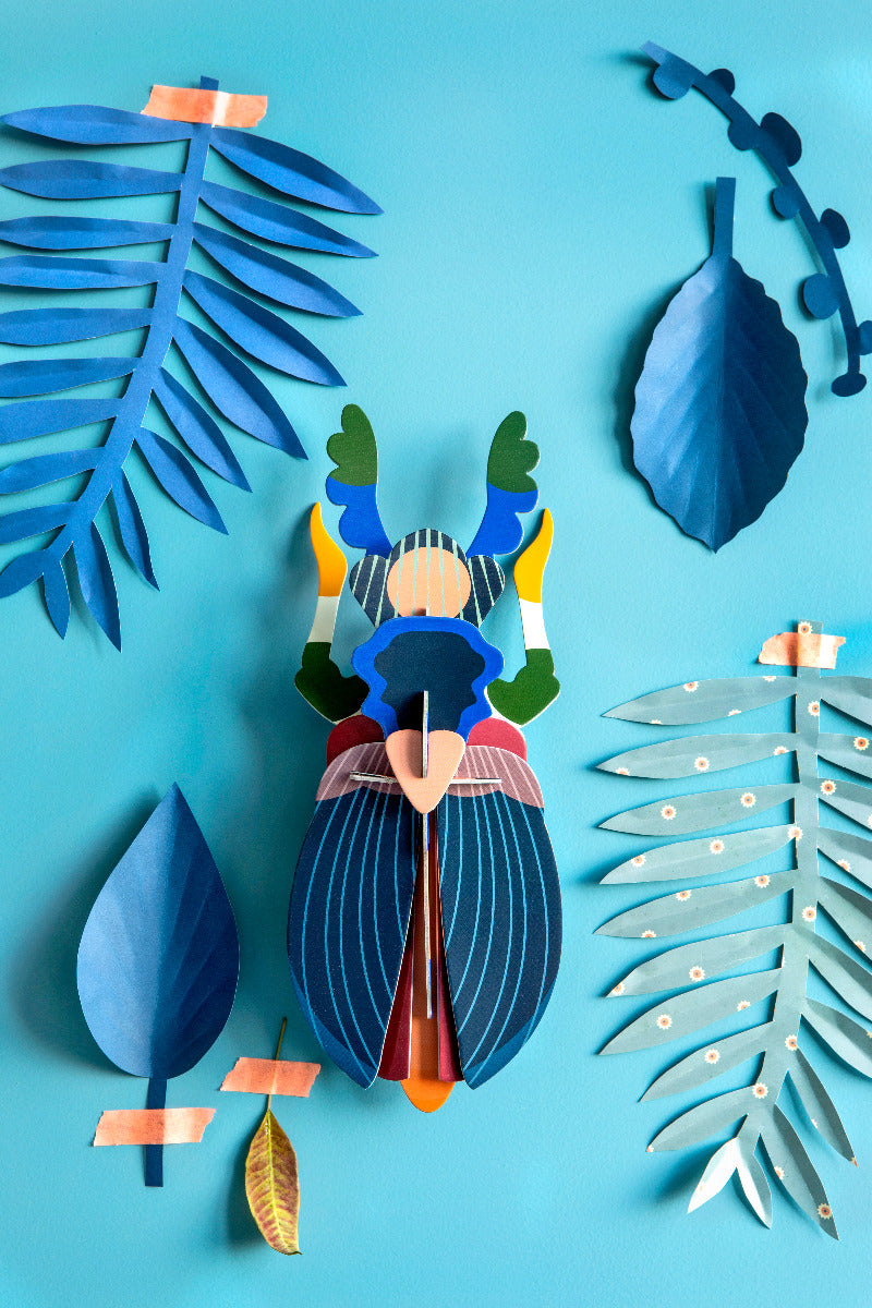 Ein Japanischer Käfer als Wanddekoration an einer blauen Wand, verschiedene farben, hauptsächlich blau