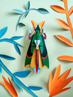 3D Wanddekoration eines farbigen Grashoppers