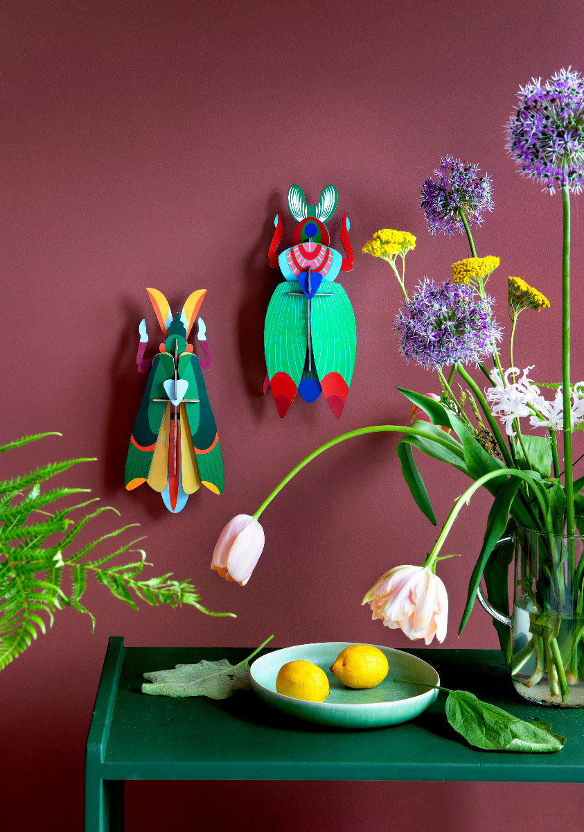 3D Wanddekoration eines farbigen Grashoppers and der Wand