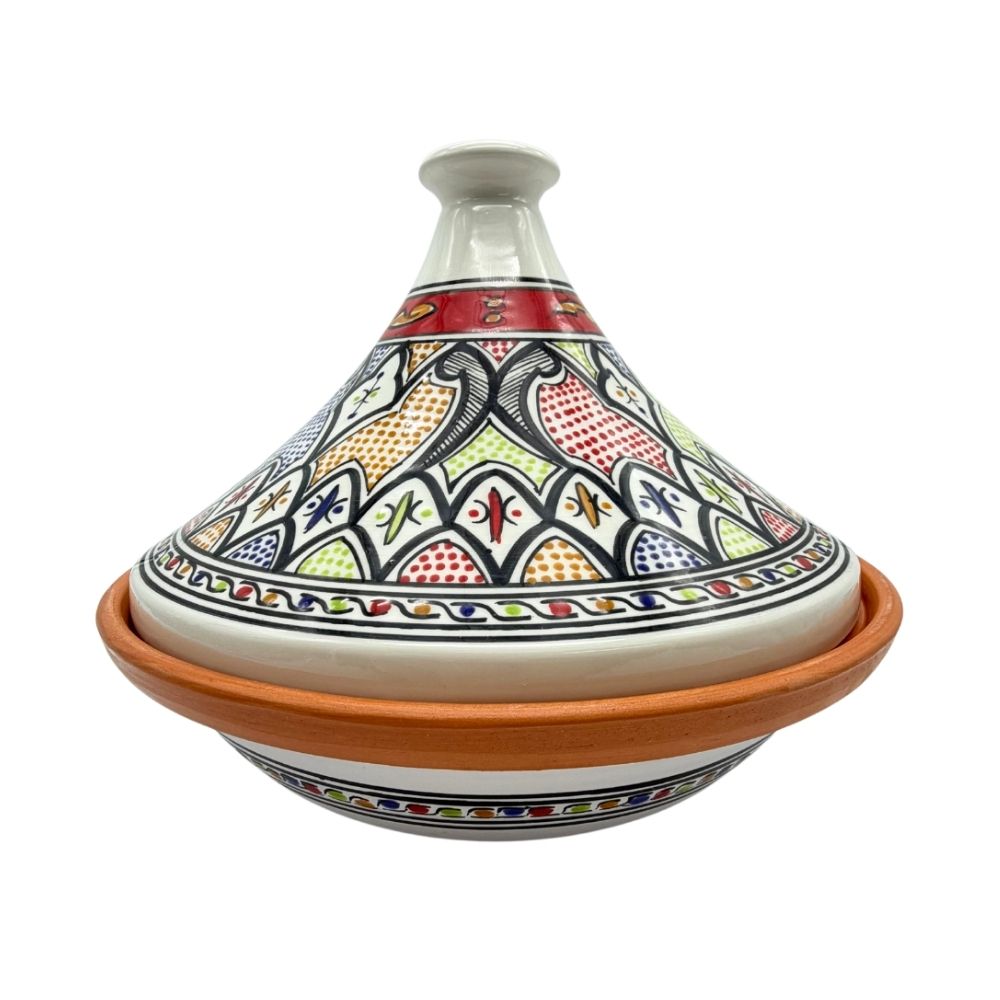 Tajine aus rotem Ton, weiß grundiert mit Farbenfroher Bemalung in orientalischen Mustern, Hauptfarben schwarz und rot, von der Seite fotografiert
