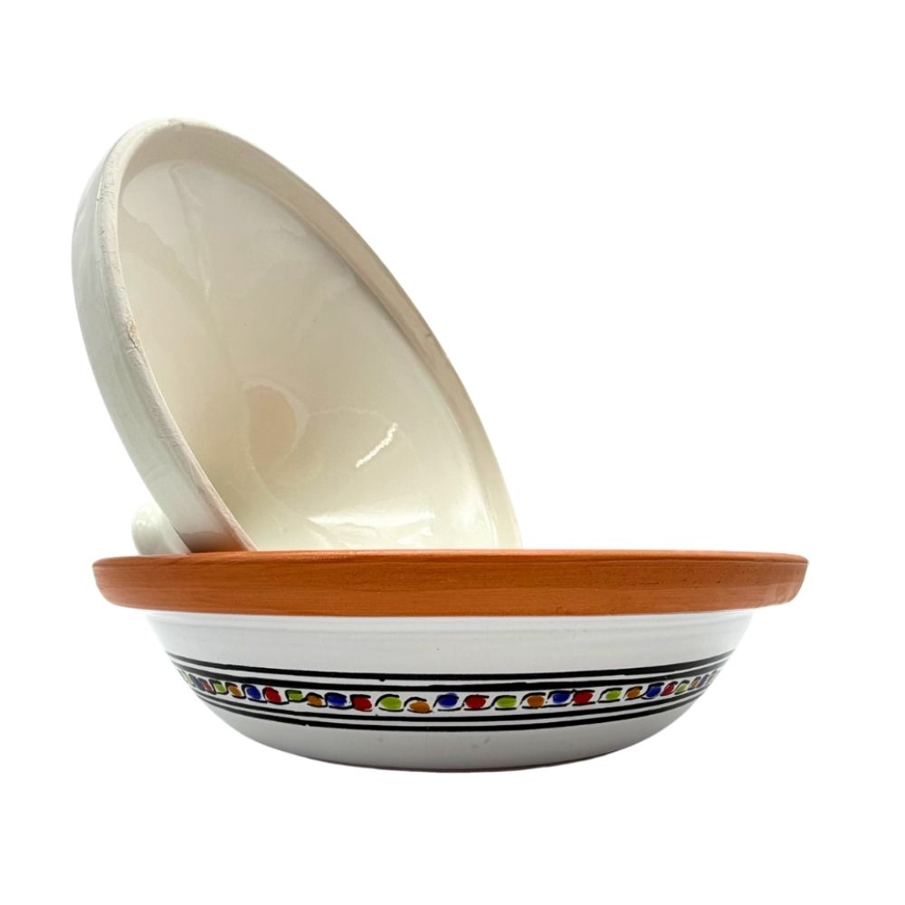 Tajine aus rotem Ton, weiß grundiert mit Farbenfroher Bemalung in orientalischen Mustern, Hauptfarben schwarz und rot