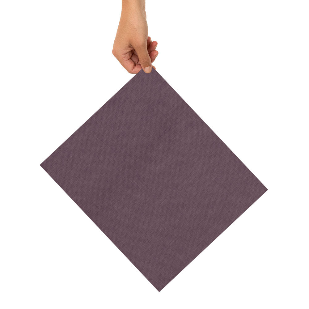 Eine Hand hält das lila Bienenwachstuch